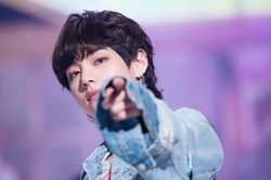 V phản ứng cực phũ khi được hỏi cưới, ARMY không biết nên khóc hay cười