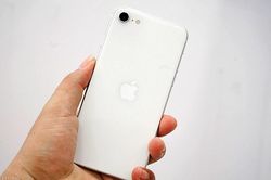 iPhone SE 2020 'cập bến' Việt Nam: Fan Táo nói gì?
