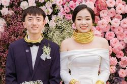 Cô dâu đeo vàng 'sái cổ' ngày cưới, dân mạng hỏi thăm 'có mệt lắm không?'