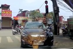 Nam tài xế 'ngang nhiên' dừng ô tô chặn đầu xe khác rồi bỏ đi