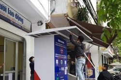 Báo Người Lao Động mở cây 'ATM thực phẩm miễn phí' thứ 3 tại Hà Nội