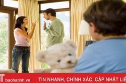 Đừng làm 'tấm gương chiếu ngược' cho con trẻ!
