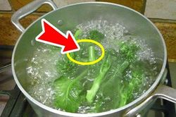 Luộc rau kiểu này là sai: Vừa bị thâm đen lại ngấm thêm chất độc, nhiều người vẫn làm theo