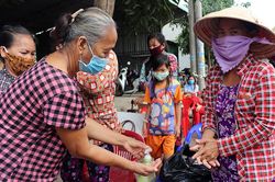 Khai trương máy 'ATM gạo' đầu tiên ở Phú Tân