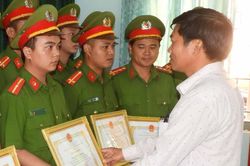 Khen thưởng đột xuất thành tích triệt phá sới gà