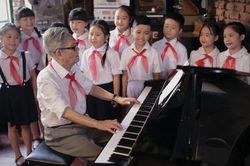 Hun đúc tình yêu đất nước cho tuổi thơ