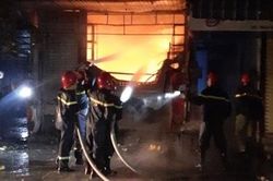 40 cảnh sát kịp thời khống chế vụ cháy ngôi nhà 3 tầng
