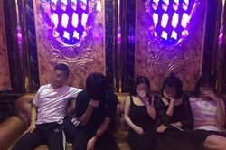 Hà Nội: 10 nam thanh nữ tú 'bay lắc' trong quán karaoke