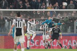 Ronaldo và cú tung người thách thức trọng lực