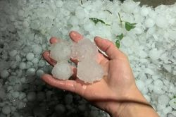 Vì sao TP.HCM mưa đá giữa ngày nắng nóng?