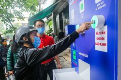 Thêm cây 'ATM thực phẩm miễn phí' cho người khó khăn tại Hà Nội