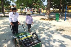 Độc đáo xe gom rác mini tự chế giá thành dưới 1 triệu đồng của thầy giáo trường làng