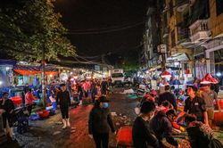 Khung cảnh trái ngược của hai chợ đầu mối Hà Nội sau giãn cách xã hội