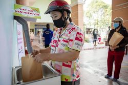 Bloomberg: 'ATM gạo là sáng tạo thú vị nhất tại Việt Nam trong mùa dịch COVID-19'