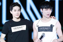 Suho và Lay đã tương tác gì trên livestream Instagram khiến fan EXO share lia lịa thế này?