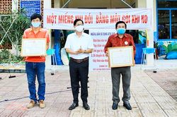 Tặng bằng khen cho chương trình 'ATM gạo' Phước Tiến