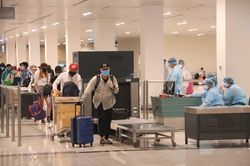 Đưa 105 công dân Việt Nam trở về từ Indonesia vào khu cách ly tại Sóc Trăng