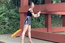 Hương Tràm bị chỉ trích vì mặc váy siêu ngắn, áo hở vai đi chùa