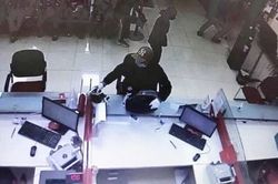 Nghi phạm nổ súng cướp ngân hàng ra đầu thú: Xử lý như nào?