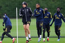 Arsenal trở thành đội đầu tiên của Ngoại hạng Anh trở lại tập luyện