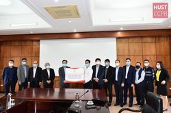 Cựu sinh viên Đại học Bách khoa Hà Nội tặng 100 máy tính cho trường
