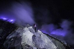 Ngọn núi lửa phun khói màu tím ở Indonesia khiến nhiều người ngạc nhiên khi nhìn thấy
