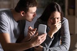 Tôi bất ngờ khi nhận được tin nhắn của người vợ không chung thủy