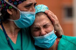4 tháng COVID-19 làm rung chuyển cả thế giới