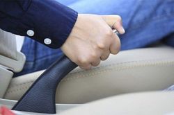 Thói quen nào dễ gây hại cho phanh ô tô?