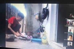 Bi hài học trực tuyến: Đang học nam sinh bị mẹ bắt nhặt rau, thái thịt nấu cơm