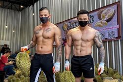 Nghỉ làm vì dịch, HLV thể hình Thái bất ngờ nổi tiếng vì bán sầu riêng