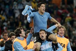 'Đòn bẩn' của Suarez đã giết chết giấc mơ châu Phi