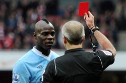 Ký ức trái ngược của HLV, đồng đội cũ đối với Balotelli