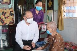 Trung tướng Lê Đông Phong ân cần thăm hỏi mẹ Võ Thị Năm