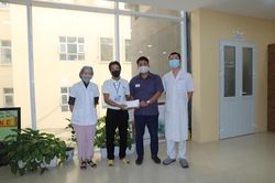 Trao hơn 107 triệu đồng đến anh Đoàn Văn Quang bị tai nạn giao thông
