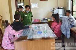 Bà mẹ tuổi teen bế theo con nhỏ 5 tháng tuổi vào khách sạn 'chơi' ma túy