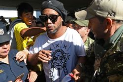 Ronaldinho lần đầu lên tiếng sau thời gian phải ngồi tù