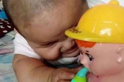 Thấy đồ chơi mới con trai khóc ré lên đầy khó hiểu, biết nguyên nhân cả nhà được phen ôm bụng cười