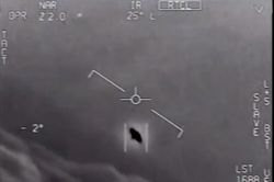 Lầu Năm Góc công bố 3 đoạn video về UFO