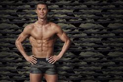 Ronaldo chơi đẹp: Chỉ nhận thu nhập từ đồ lót 'CR7', dừng nhận tiền các đối tác đến năm 2021