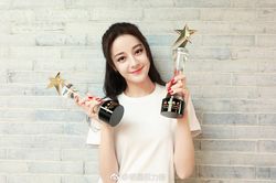 Địch Lệ Nhiệt Ba nhận cúp: Nữ diễn viên nổi tiếng nhất Hoa ngữ 3 năm liên tiếp!