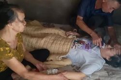 Cha mẹ già bất lực nhìn con gái ung thư giai đoạn cuối không có tiền chữa trị