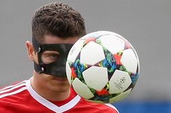 Lewandowski và 'sao bự' phải đeo khẩu trang mới được đá bóng!