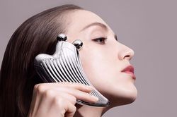 Mặt nạ điện tử hơn 2.000 USD và loạt sản phẩm làm đẹp da đắt tiền