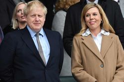Thủ tướng Boris Johnson đón con trai đầu lòng với hôn thê