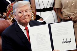 TT Trump đính kèm 'tâm thư', ký tên lên séc hỗ trợ gửi 90 triệu dân Mỹ