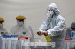 Các nhà khoa học Việt Nam nghiên cứu sản xuất vắc-xin phòng chống COVID-19