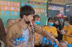 Jack đi thăm trại trẻ mồ côi và nhận được lời mời 'hay là ở lại với tụi con luôn nha'