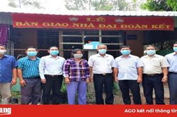 Trao 13 căn nhà Đại đoàn kết cho hộ cận nghèo, gia đình khó khăn ở TP. Châu Đốc
