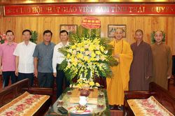 Lãnh đạo tỉnh tặng hoa, chúc mừng nhân dịp Đại lễ Phật đản